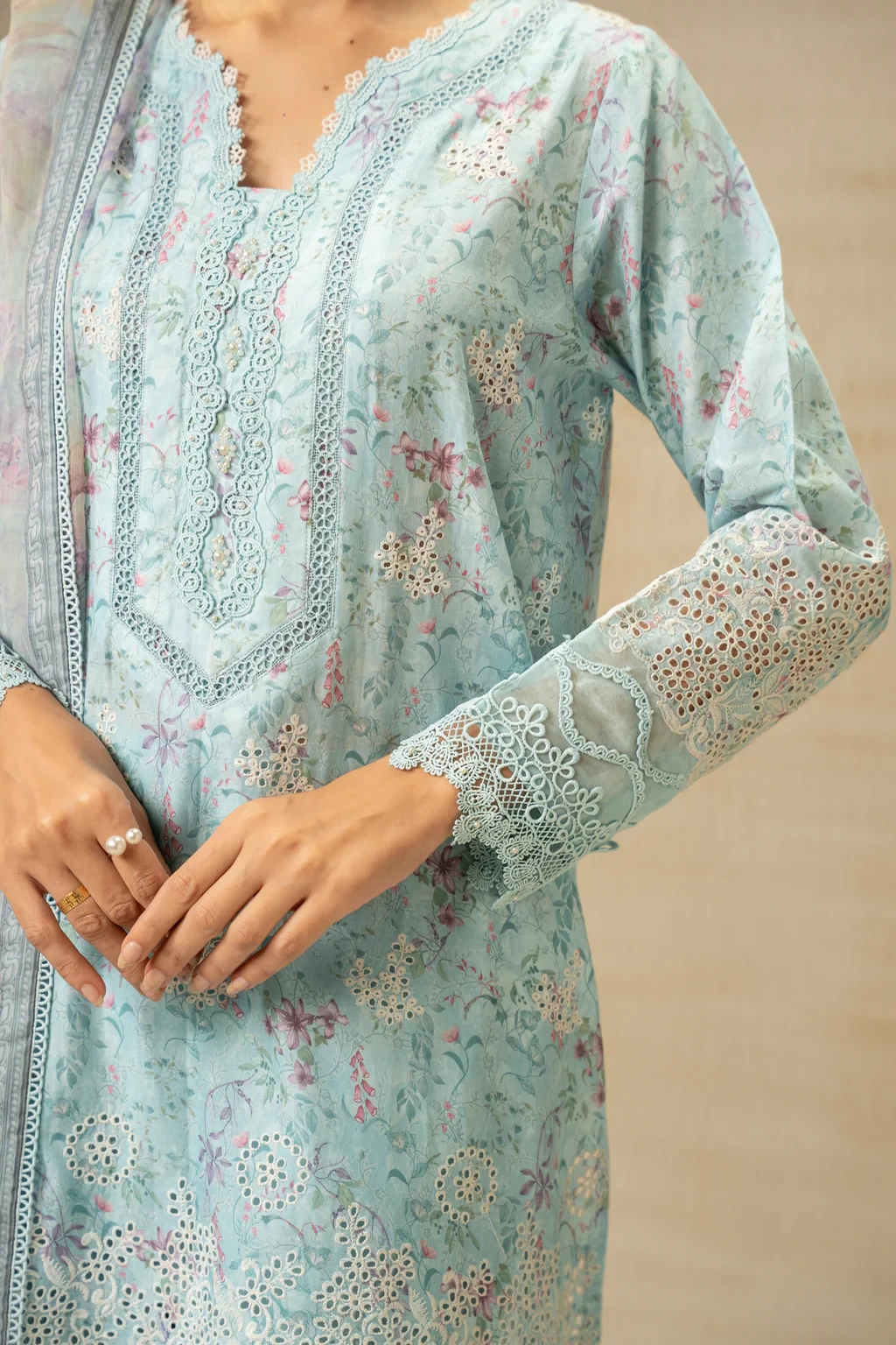 EMBROIDERED CHIKANKARI 3 PIECE SUIT WFM35160