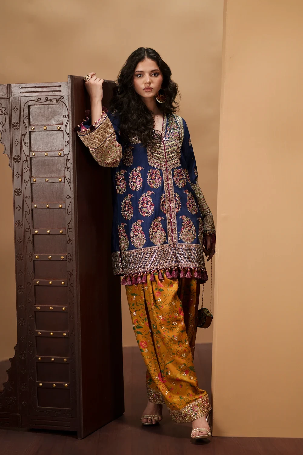 EMBROIDERED SUIT - E1224/104/620