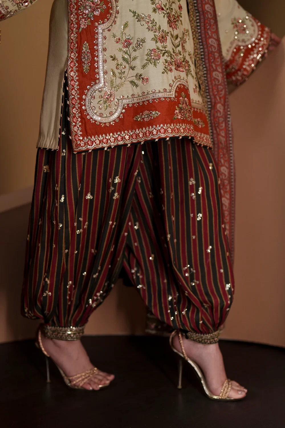 EMBROIDERED SUIT - E1137/104/005